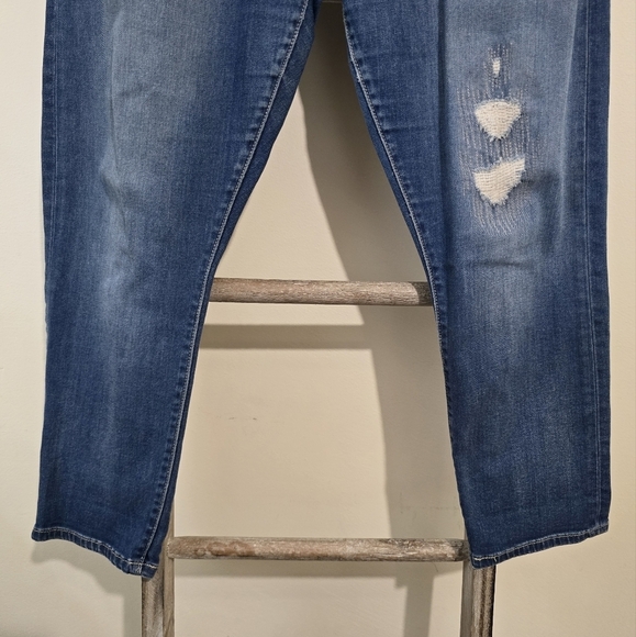⭐️40% Off⭐️ Levi's Boyfriend Skinny with Distressed Stitched Patch - Picture 3 of 15